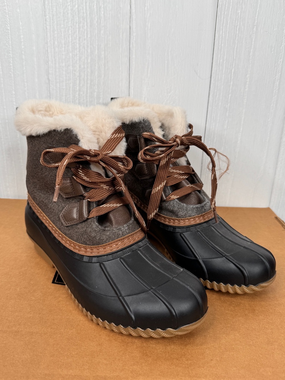 Maurices Winnie Duck Boots Grey Felt Faux Fur Trim Winter Rain Booties Womens 9